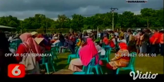 VIDEO: Beginilah Antrean Vaksinasi Massal di Tuban, Khawatir Timbulkan Klaster Baru
