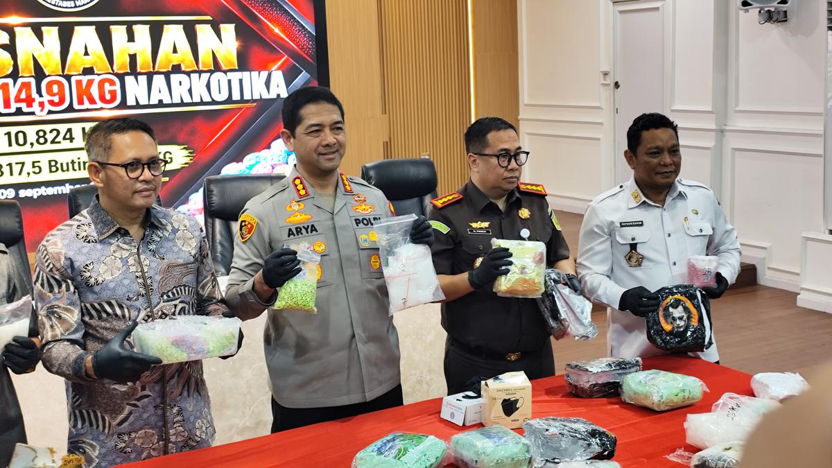 Kapolrestabes Makassar Kombes Pol Arya Perdana bersama Ketua DPRD Makassar Supratman saat rilis pengungkapan narkoba di Mapolrestabes Makassar. (merdeka.com/Ihwan Fajar).