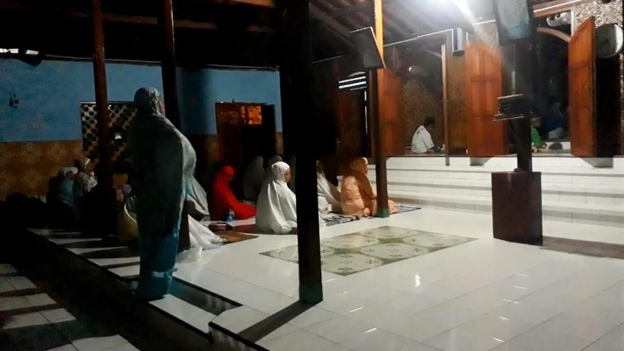 Jemaah Masjid Saka Tunggal, Cikakak, Wangon Banyumas. (Foto: Liputan6.com/Muhamad Ridlo)