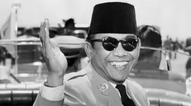 Presiden Republik Indonesia Achmed Sukarno melambai saat tiba di Washington DC untuk kunjungan resmi,17 Mei 1956. Sukarno adalah presiden pertama Indonesia yang diberi kemerdekaan pada tahun 1945. (AFP PHOTO / INTERNATIONAL NEWS FOTO / DOUG CHEVALIER)