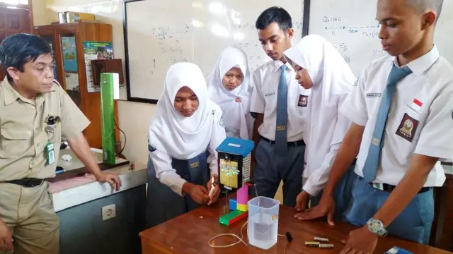 Siswa SMK N 2 Bawang menjajal sensor panas dan berpraktik merangkai alat dan memahami bagaimana sistem peringatan dini bekerja. (Foto: Liputan6.com/Muhamad Ridlo)