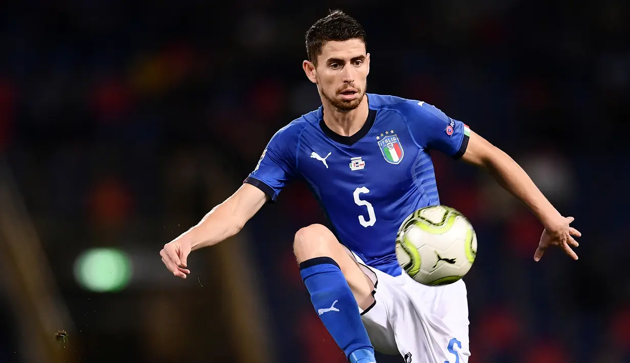 1. Jorginho - Tampil sensasional bersama Napoli membuat Guardiola kepincut dengan kemampuan Jorginho. Mahar 43,1 juta pounds ditawarkan Napoli dan Man City tidak keberatan. (AFP/Marco Bertorello)