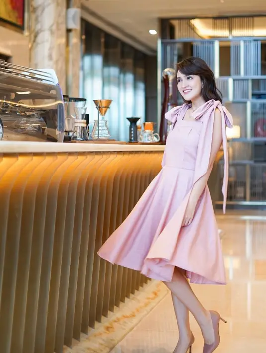 Tampil serba merah muda dengan dress tanpa lengan, gaya Shandy Aulia menuai pujian. Tak hanya anggun, penampilan aktris sekaligus model ini tampak awet muda bak ABG.(Liputan6.com/IG/@shandyaulia)