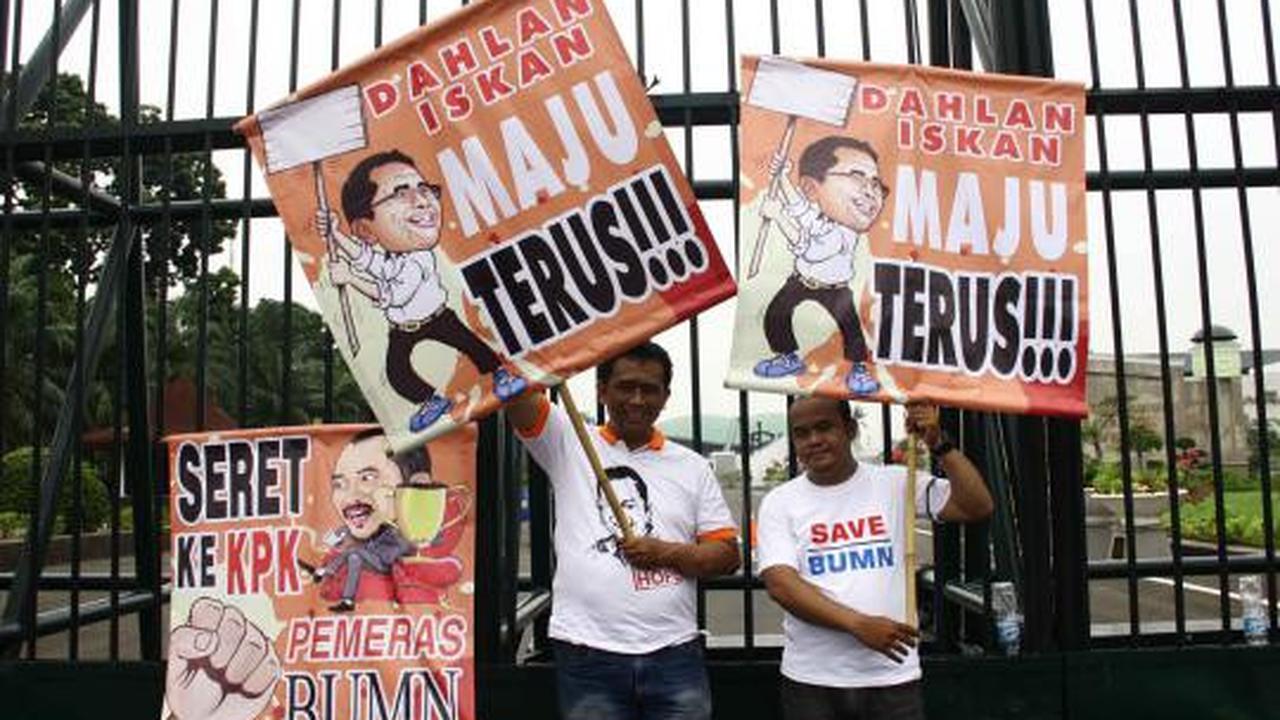 Puluhan massa gelar aksi Save BUMN di DPR