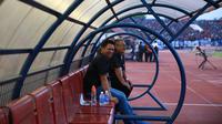 CEO Arema Cronus, Iwan Budianto saat menemani timnya di Stadion Manahan, Solo, Minggu (11/10/2015). (Nicklas.Hanoatubun).