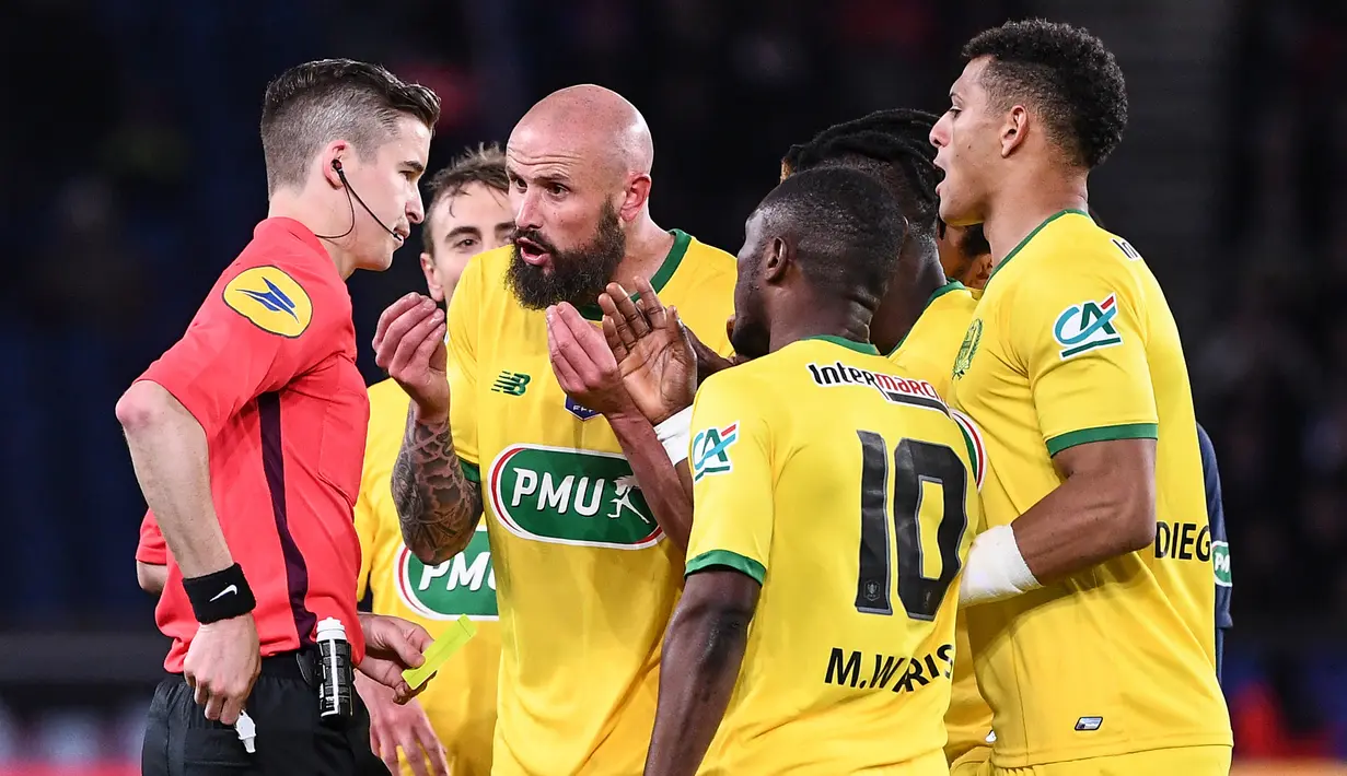 Para pemain FC Nantes melakukan protes kepada wasit saat melawan Paris Saint-Germain (PSG) pada laga semifinal Piala Prancis 2019 di Stadion Parc des Princes, Rabu (3/4). PSG menang 3-0 atas FC Nantes. (AFP/Anne-Christine Poujoulat)