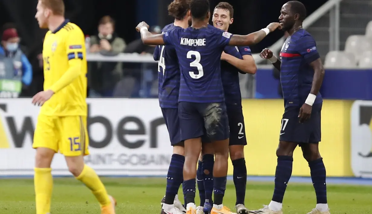 Bek Prancis, Benjamin Pavard berselebrasi dengan rekan-rekannya usai mencetak gol ke gawang Swedia pada pertandingan UEFA Nations League di stadion Stade de France di Saint-Denis, Paris (17/11/2020). Prancis menang atas Swedia 4-2. (AP Photo/Francois Mori)