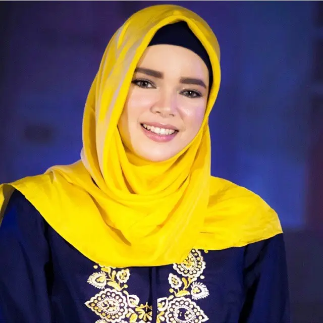 6 Potret Lawas Dewi Sandra di Awal Berhijab, Ubah Penampilan Usai Menikah Lagi