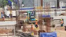 Pekerja menggunakan alat berat untuk menyelesaikan pembangunan depo MRT Lebak Bulus, Jakarta, Senin (19/6). Direktur Utama PT MRT, William Sabandar menambahkan, proyek ini ditargetkan rampung pada Maret 2019. (Liputan6.com/Angga Yuniar)