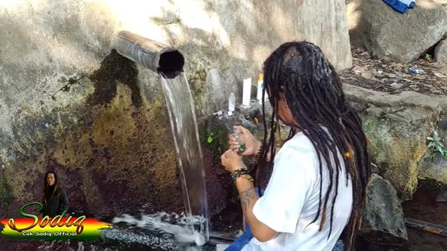 Potret gaya rambut gondrong gimbal Cak Sodiq Monata