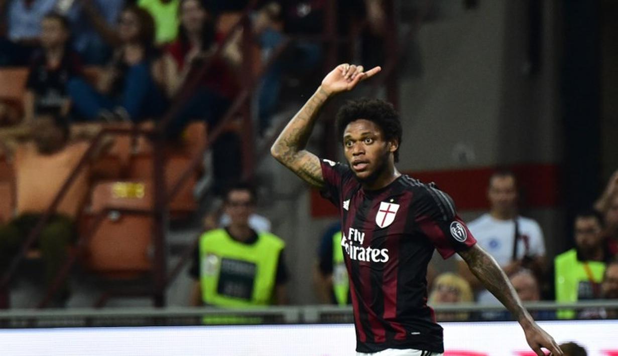 Luiz Adriano - Musim pertamanya di AC Milan berhasil mencetak enam gol, kemudian tahun selanjutnya pindah memakai nomor tujuh. (AFP/Giuseppe Cacace)