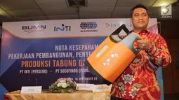 Dirut PT Dinamika Utama Jaya Zaenal Aziz menunjukkan Tabung LPG Composite usai MoU untuk produksi Tabung LPG berbahan Composite di Bandung, Rabu (18/9/2019). Mulai tahun 2020 PT INTI (Persero) akan memproduksi Tabung LPG Composite sebanyak 1.000-1.200 tabung per hari. (Liputan6.com/HO/Okta)
