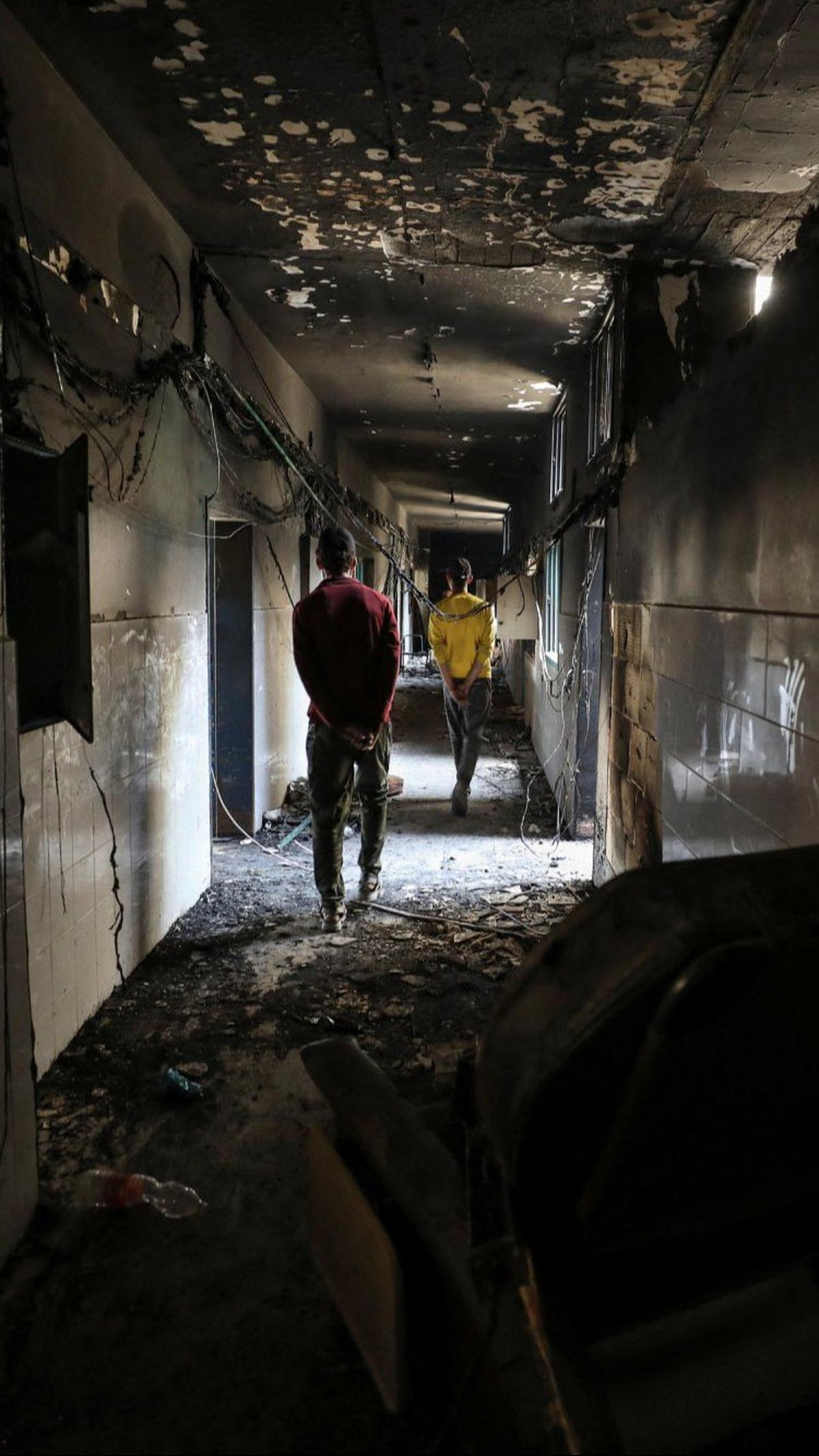 Sebagian besar bangunan RS Al-Shifa tersebut hangus diduga akibat dibakar. Sementara banyak temboknya tertembus ratusan peluru.&nbsp;REUTERS/Dawoud Abu Alkas