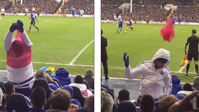 Diego Costa mengekspresikan kekecewaannya pada Jose Mourinho dengan melemparkan kaus rompi saat laga Tottenham Hotspur vs Chelsea di White Hart Lane.