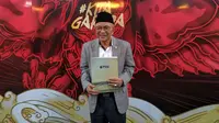 Refrizal mengambil formulis calon ketua umum PSSI, Rabu (25/9/2019). (Bola.com/Muhammad Adiyaksa)