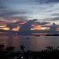 Menikmati matahari tenggelam di Pantai Tanjung Bayang, salah satu objek wisata cukup terkenal di Kota Makassar, Sulsel. (Liputan6.com/Eka Hakim)