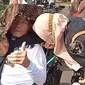 Seorang perempuan menciumi serban Gus Iqdam yang kini menjadi milik Akong yang berada di Taiwan. Mencium serban ulama, adalah bentuk tabarukan atau ngalap berkah. (TikTok)