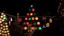 Lampu lalu lintas yang satu ini dibentuk seperti pohon untuk merayakan Natal (Source: IST)