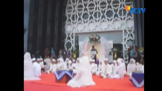 Tiga puluh pasangan dari berbagai daerah mengikuti nikah massal di Bantul, Yogyakarta. 