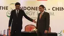 Menteri ESDM Ignasius Jonan (kanan) bersama Administrator of the National Energy Administration of the People's Republic of China Nur Bekri usai penandatanganan kerja sama bidang energi, di Jakarta, Senin (13/11). (Liputan6.com/Angga Yuniar)