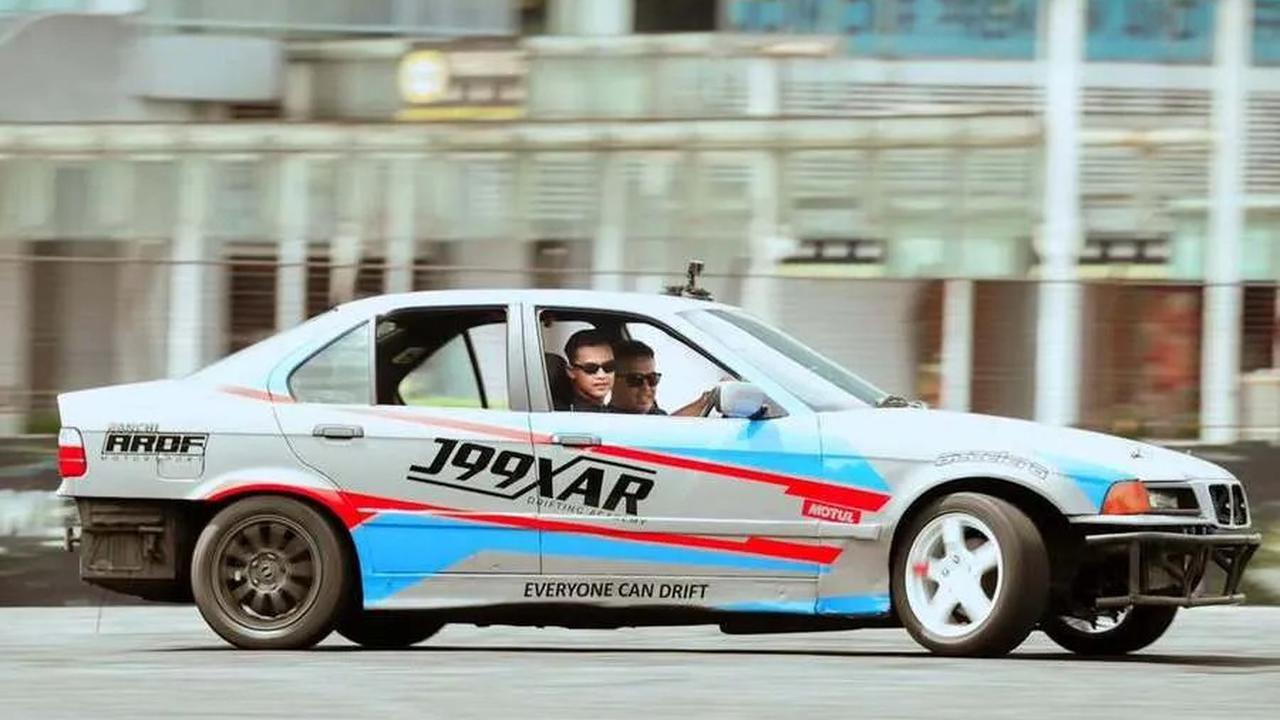 7 Potret Asiknya Pratama Arhan Latihan Drifting, Didampingi Rifat Sungkar!