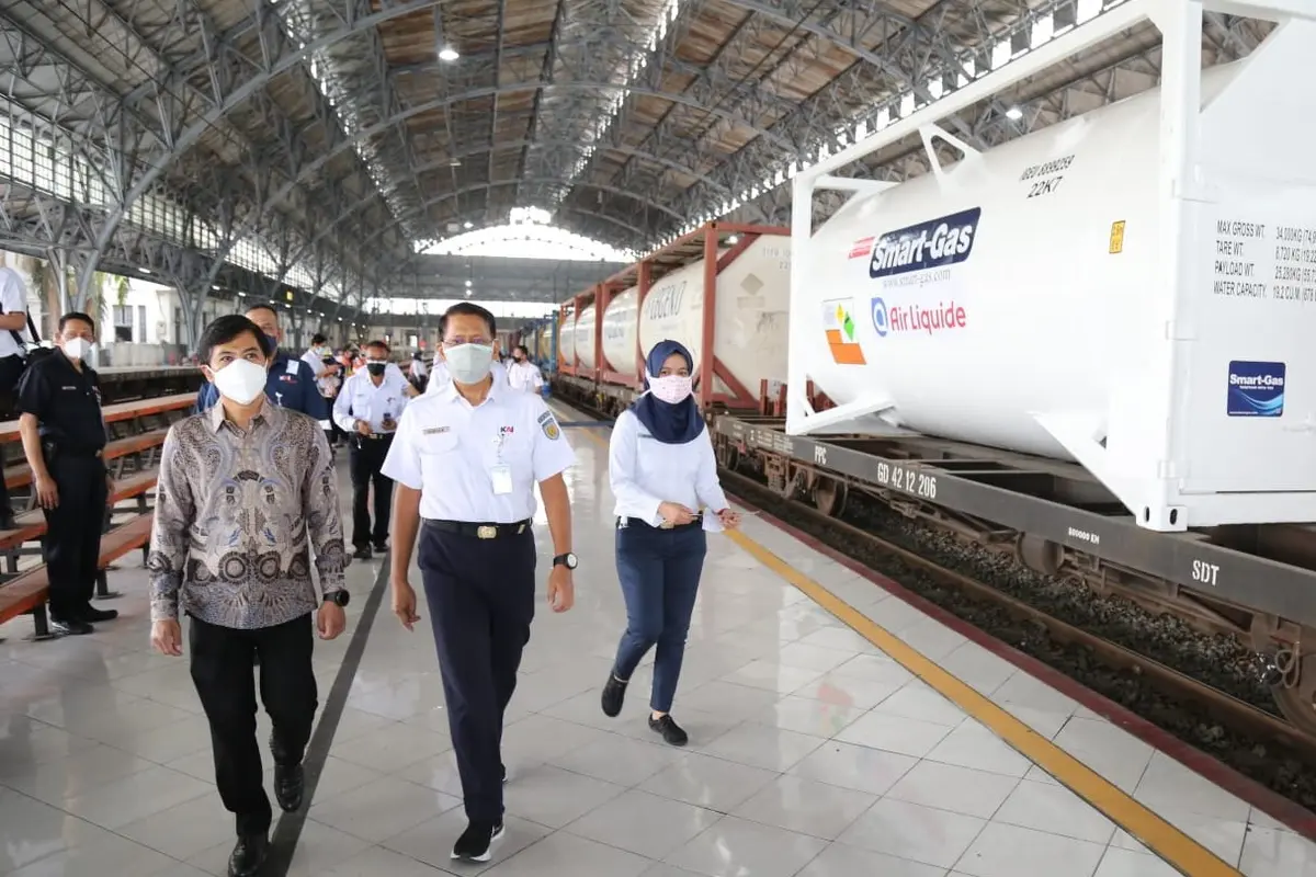 PT KAI Mengangkut Muatan Oksigen