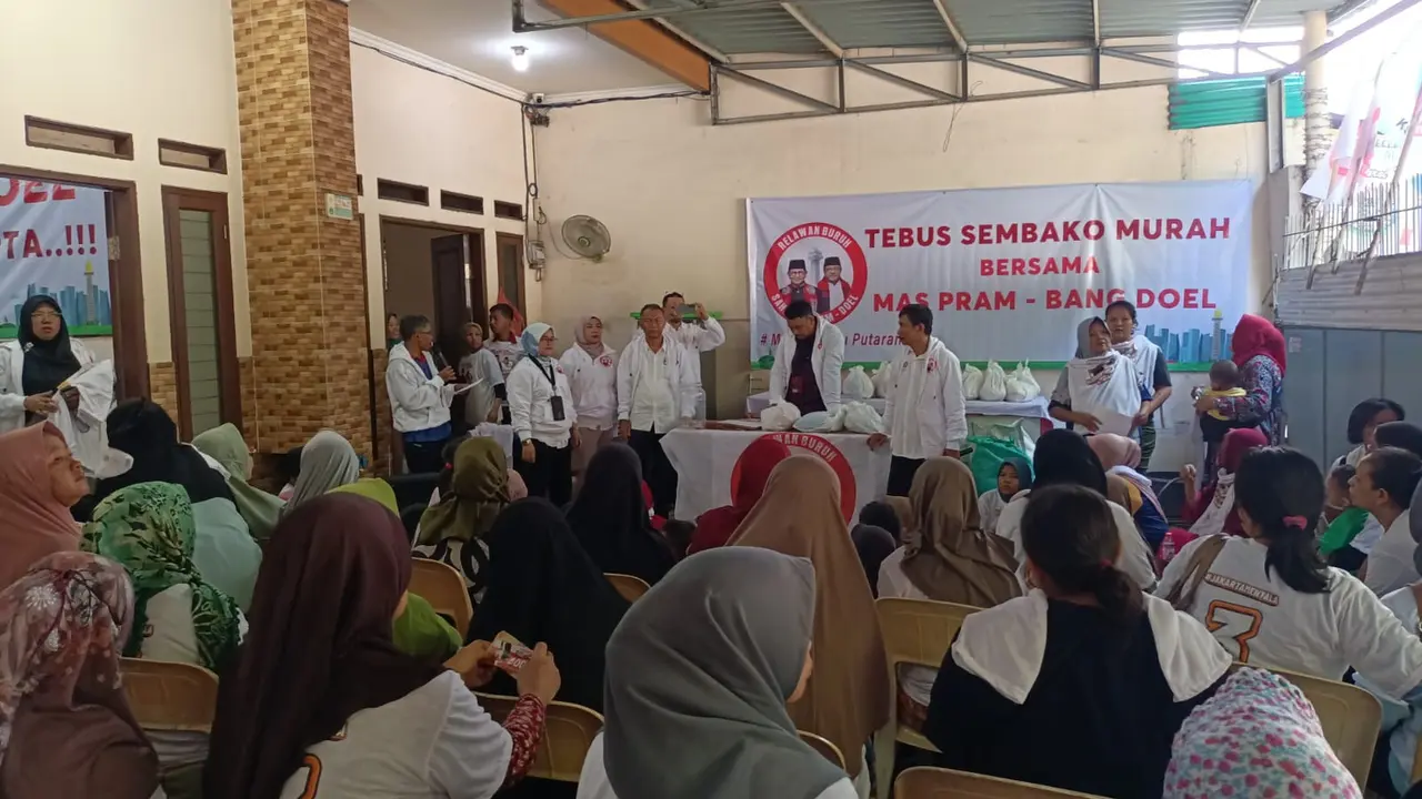 Relawan Buruh Sahabat Pram-Doel, pendukung paslon nomor urut 3 Pilkada Jakarta 2024 Pramono Anung-Rano Karno menggelar kegiatan Tebus Murah Sembako di pemukiman buruh Kapuk dan Cengkareng, Jakarta Barat (Jakbar).