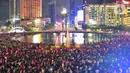 Ribuan pengunjung padati kawasan Bundaran HI, Jakarta, untuk merayakan pergantian tahun 2023, Sabtu (31/12/2022). Kemeriahan begitu terasa dalam momen perayaan tahun baru 2023 di car free night yang digelar di sepanjang Jalan Sudirman-Jalan MH Thamrin. (Liputan6.com/Angga Yuniar)