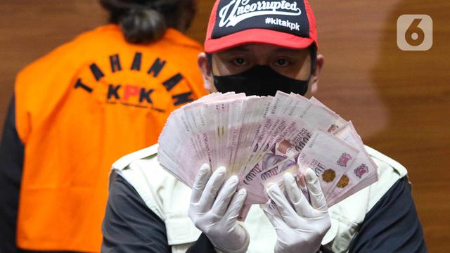 Tumpukan Uang Barang Bukti Suap Pengurusan Perkara di Mahkamah Agung