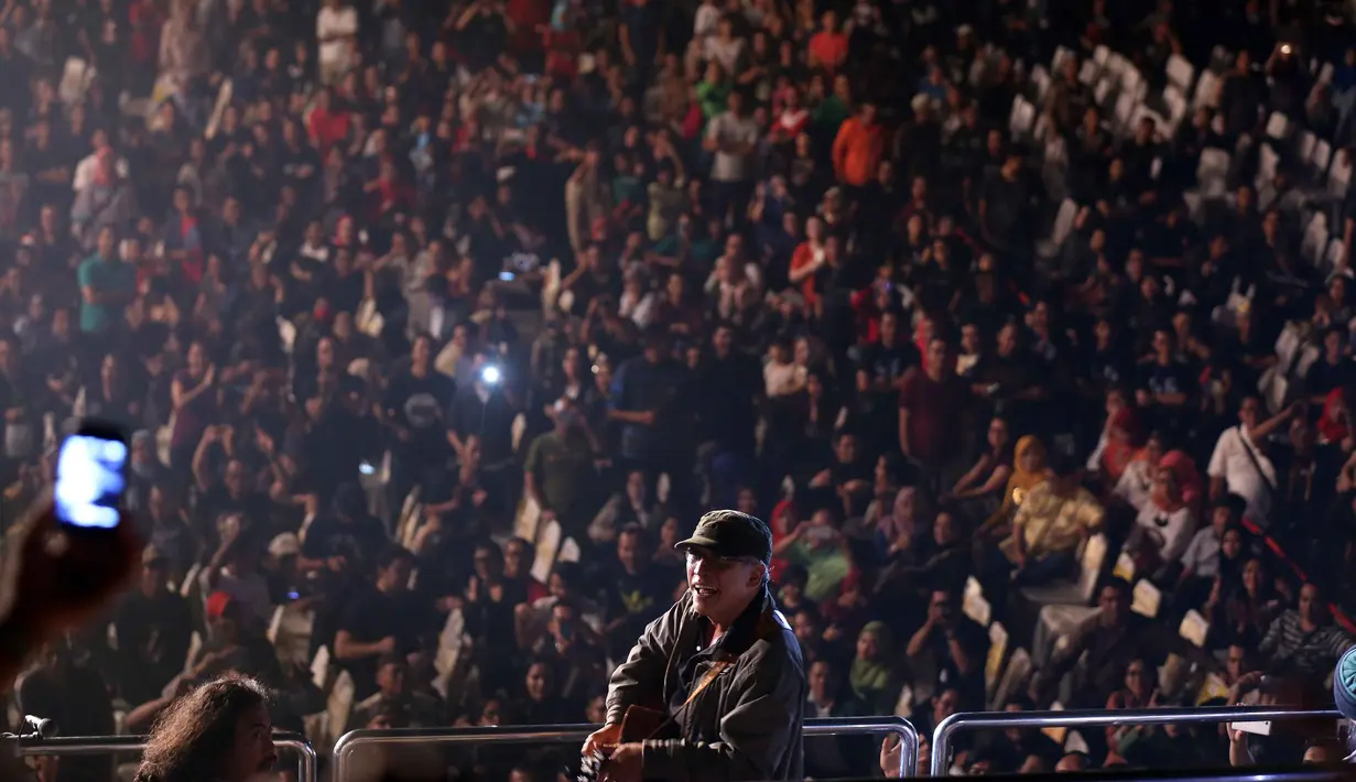 Dalam konser bertajuk "Untukmu Indonesia", di Istora Senayan, Jakarta, Sabtu (21/11/2015) malam, yang dihadiri lebih 4 ribu fans fanatiknya atau OI (Orang Indonesia). (Nurwahyunan/Bintang.com)