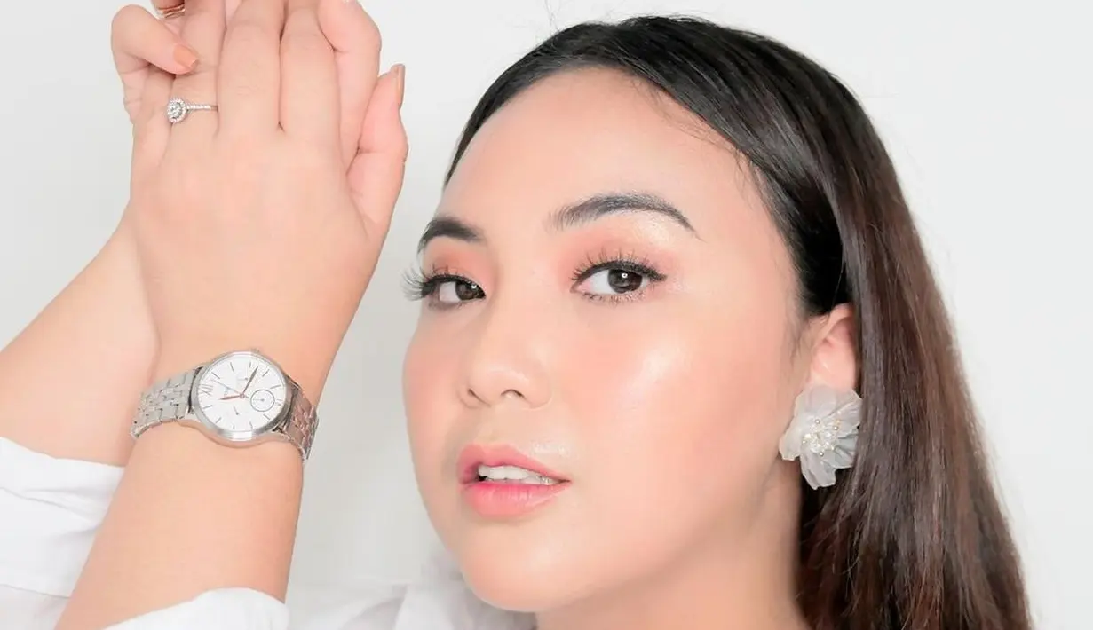 Nuansa peach juga bisa jadi pemanis tampilan sehari-hari. Tambahkan bulu mata untuk tampilan yang mata yang lebih terdefinisi.