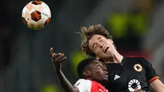 Bek Slavia Praha, Oscar Dorley berebut bola dengan gelandang AS Roma, Edoardo Bove pada duel matchday 4 Grup G Liga Europa 2023/2024, Jumat (10/11/2023) dini hari WIB. (AP Photo/Petr David Josek)