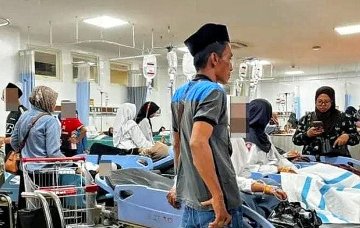 Santri korban dugaan keracunan MBG di Sidoarjo dilarikan ke rumah sakit. (merdeka.com/erwin yohanes).