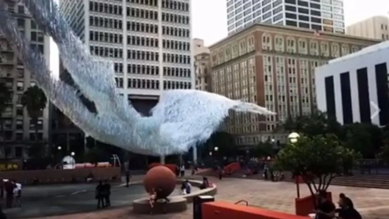 [Bintang] Terpesona Oleh Beling Cair yang Menari di Langit Los Angeles