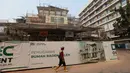 Pekerja berada di area Rumah Raden Saleh saat proses pemugaran berlangsung di kompleks RS PGI Cikini, Jakarta Pusat, Kamis (10/9/2026). Bangunan tersebut menjadi bagian dari peninggalan sejarah yang masih bertahan di Jakarta. (KLY/Budy Santoso)