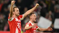 Harry Kane (kiri) dari Bayern dan Joshua Kimmich (Bayern) merayakan kemenangan mereka dalam pertandingan Bundesliga antara Bayern Munchen dan Borussia Dortmund di Munich, Jerman, Sabtu, 18 Oktober 2025. (Foto AP/Lennart Preiss)