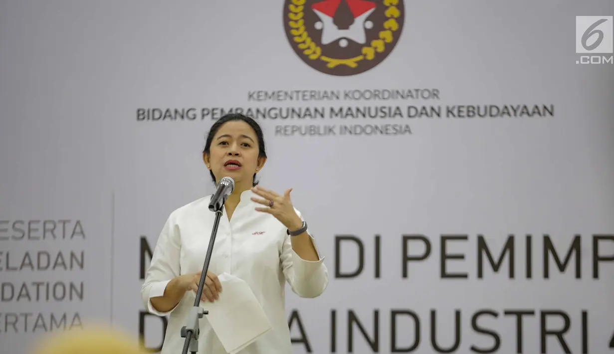 Menko PMK Puan Maharani memberi sambutan dalam penandatanganan beasiswa Teladan Tanoto Foundation di Kantor Kemenko PMK di Jakarta, Selasa (5/3). Puan memberi motivasi kepada 150 mahasiswa penerima program tersebut. (Liputan6.com/Faizal Fanani)