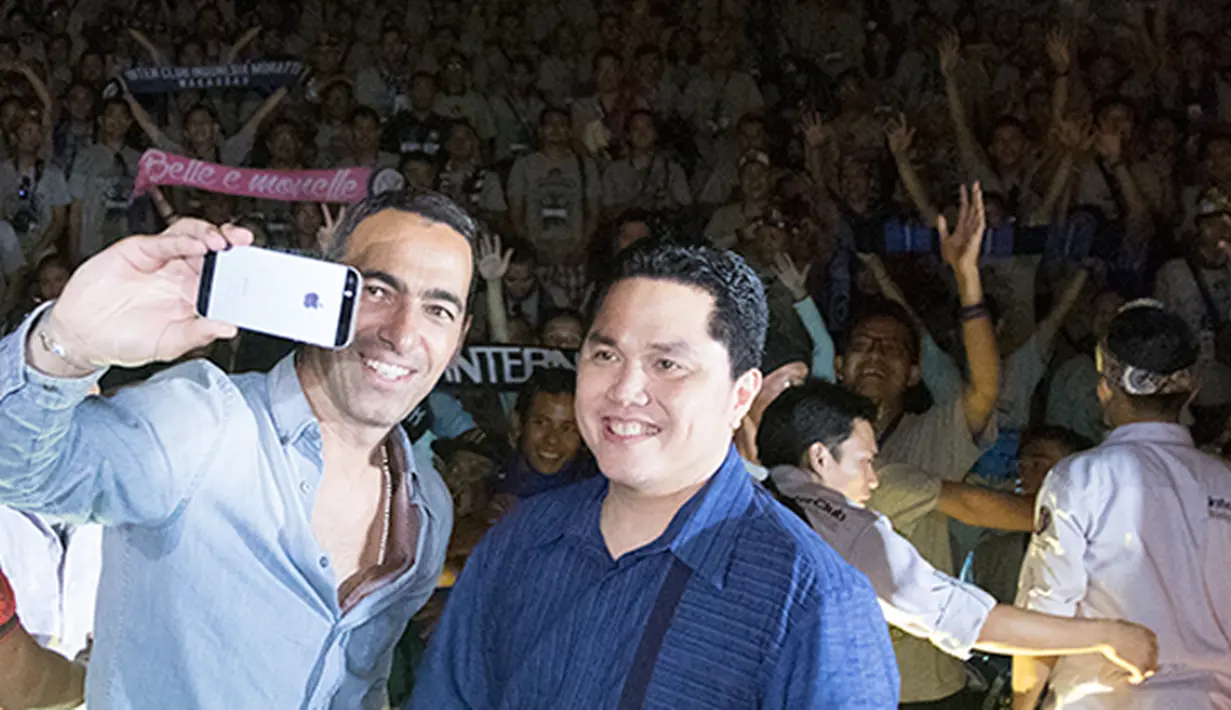 Youri Djorkaeff dan Erick Thohir foto bersama dengan latar belakang ramainya peserta Gathering Nasional Inter Club Indonesia ke-4 di GWK, Bali, Sabtu (29/8/2015). (Bola.com/Vitalis Yogi Trisna)