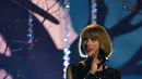 Dilansir dari E! News Taylor Swift terjatuh saat konser di New Jersey. (ROBYN BECK  AFP)