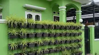 Desain Rumah Hijau dengan Pagar Tanaman Aman dari Ular (AI)