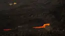 Lava gunung berapi Cumbre Vieja yang meletus mengalir di Pulau Canary La Palma, Spanyol, 29 Oktober 2021. Gunung berapi Cumbre Vieja yang terus meletus mengeluarkan sejumlah besar magma, gas dan abu. (AP Photo/Emilio Morenatti)