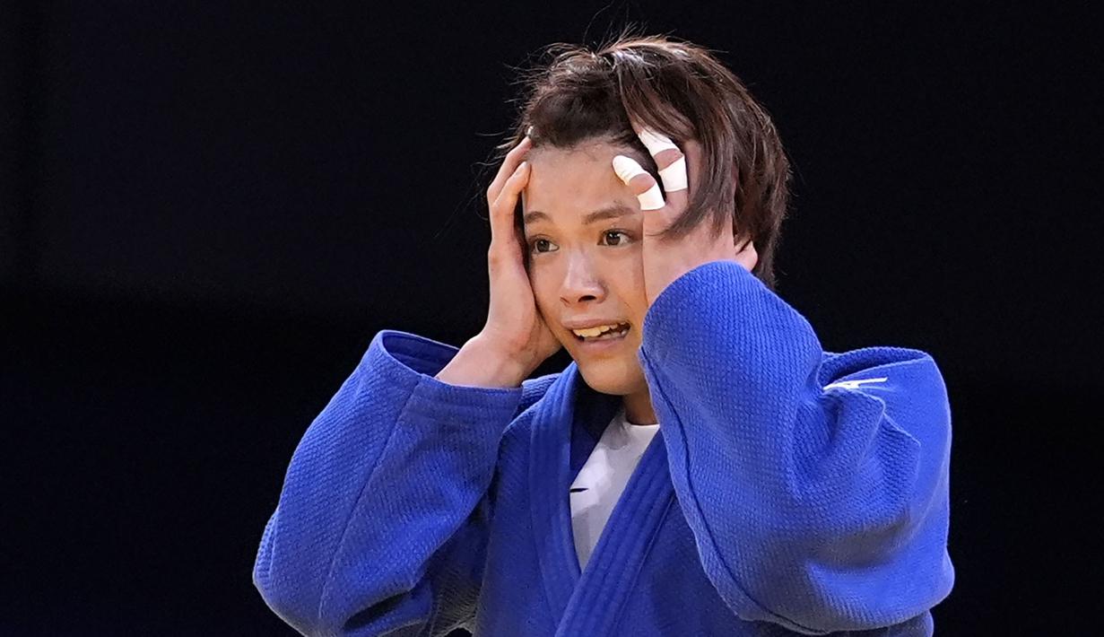 Juara bertahan judo asal Jepang Uta Abe tampak kecewa tersingkir di Olimpiade Paris 2024, pada putaran kedua kelas 52 kilogram putri. (AP Photo/Eugene Hoshiko)