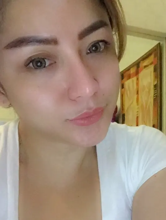 <p>Wajah mantan istri Farhat Abbas sangat berbeda dari sebelumnya. Bahkan banyak yang menuduh Regina Andriane melakukan operasi plastik. (FOTO: instagram.com/reginaandriane/)</p>