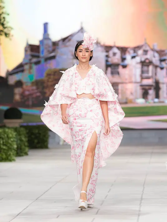 Desaigner berbakat Fetty Rusli menggelar annual fesyen show di Hotel Mulia,Senayan. (Desmond Manullang/Bintang.com)
