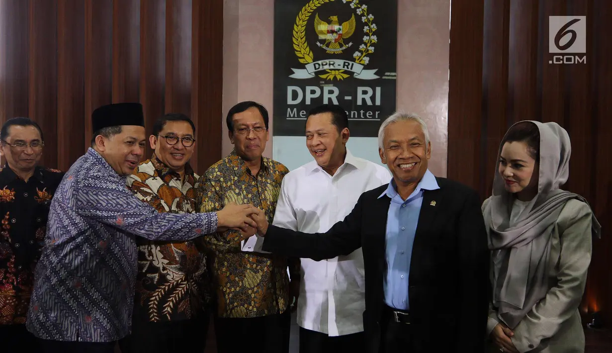 Ketua DPR Bambang Soesatyo (ketiga kanan) foto bersama dengan Dirjen Pajak Robert Pakpahan (keempat kanan) saat melaporkan SPT Tahunan Pribadi kepada Direktorat Jenderal Pajak, Jakarta, Kamis (8/3). (Liputan6.com/Johan Tallo)