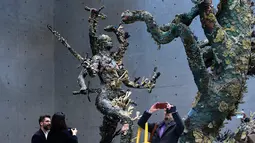 Patung yang berjudul "Hydra and Kali" karya seniman Inggris Damien Hirst dipamerkan di Venice, Italia (6/4). Tema dalam pameran itu "Treasures dari Wreck dari Unbelievable" .(AFP Photo/Miguel Medina)