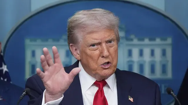Presiden Donald Trump saat berbicara kepada para wartawan di Ruang James Brady Press Briefing di Gedung Putih, Washington, DC pada Senin (11/8/2025).
