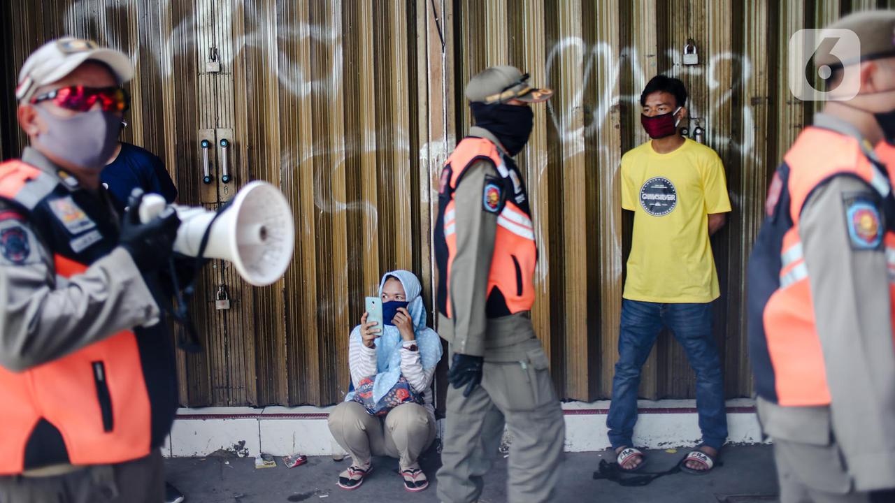 FOTO: PSBB Diperpanjang, PKL Tanah Abang Kembali Ditertibkan