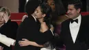 <p>Abel Tesfaye dan Jennie berbagi berpelukan jhangat setibanya di pemutaran perdana The Idol. Jennie mengenakan gaun selutut berbahan lace putih yang dipercantik dengan aksen hitam. (AP Photo/Daniel Cole)</p>