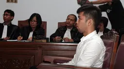 Tersangka, Christopher Daniel saat menjalani sidang dengan agenda putusan sela di PN Jakarta Selatan, Senin (25/5/2015). Christopher didampingi kuasa hukumnya bungkam saat ditanya wartawan mengenai kasusnya. (Liputan6.com/Yoppy Renato)